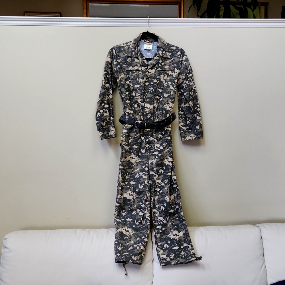 Desert army soldier costume for kids includes jumpsuit hat and belt.